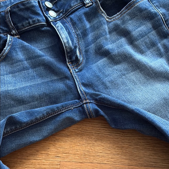 Stylish Blue Distressed Women's Jeans - Picture 6 of 7